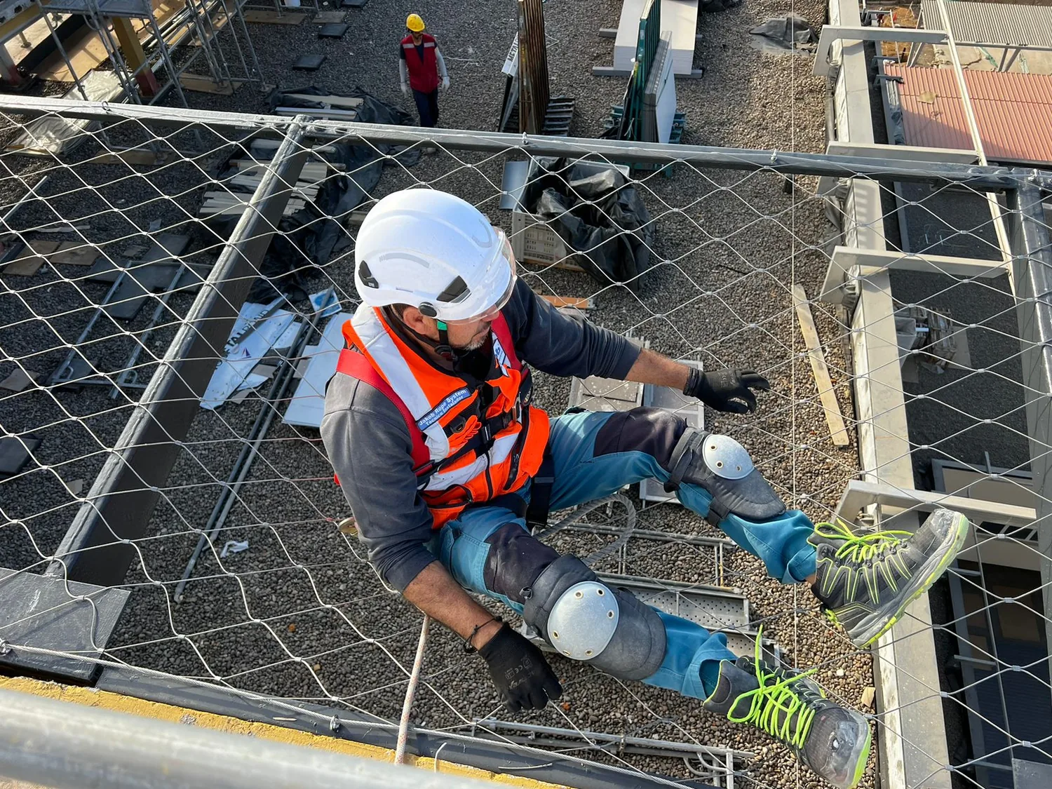 Wilson realizando una instalación técnica de malla en altura
