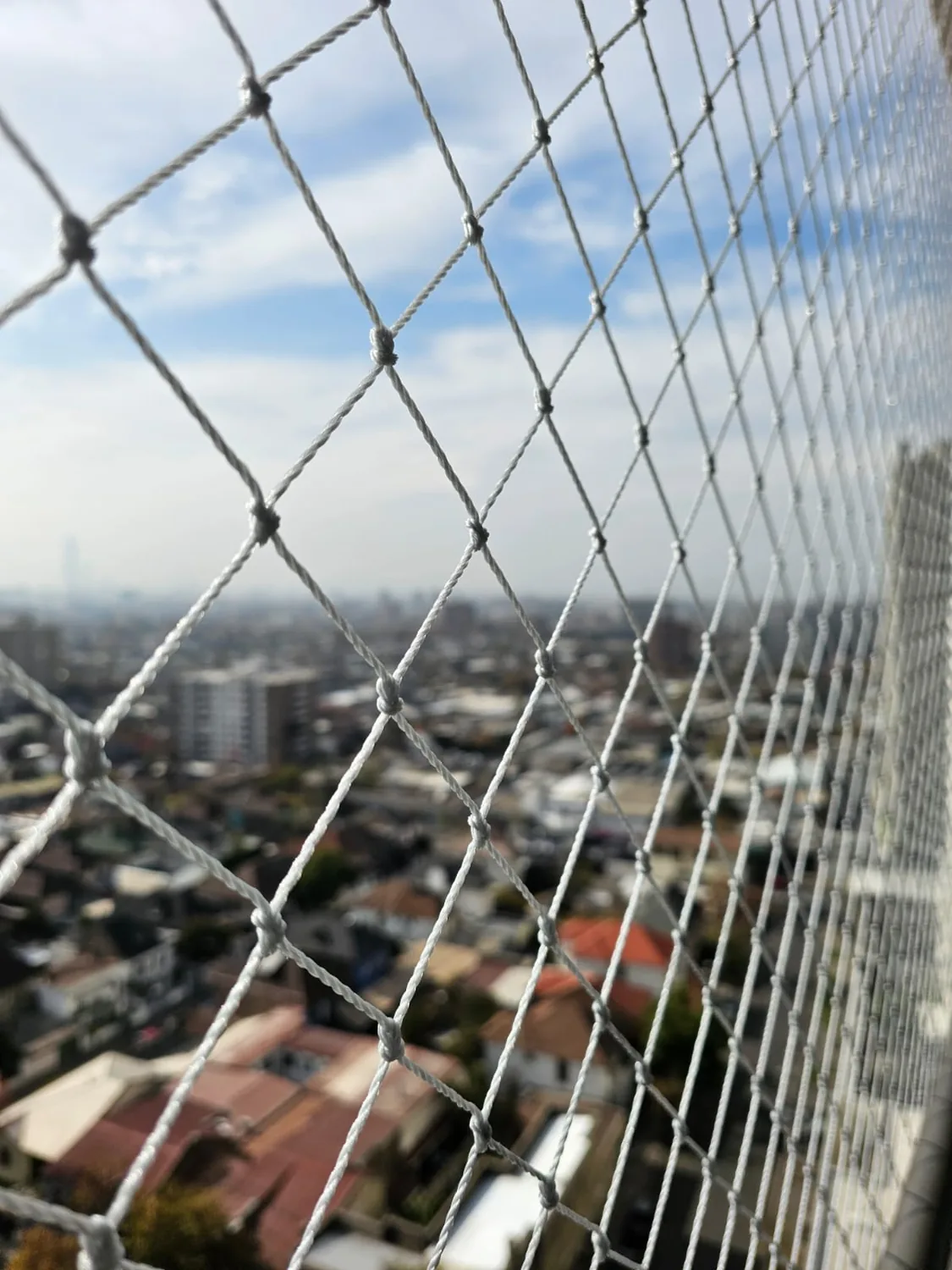 Detalle cercano de la trama y los nudos de una malla blanca
