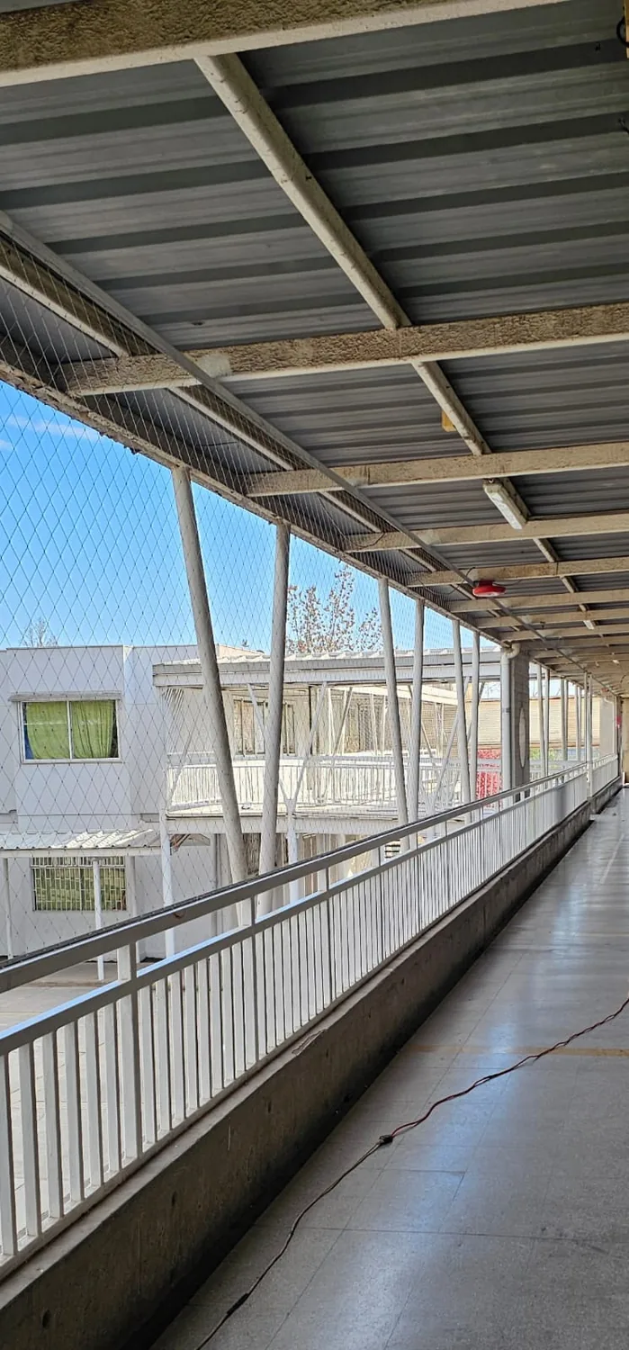 Pasillo elevado cerrado con una malla de protección