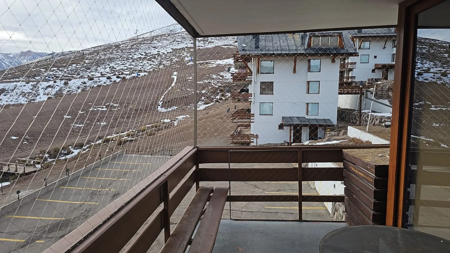 Terraza protegida con malla de seguridad