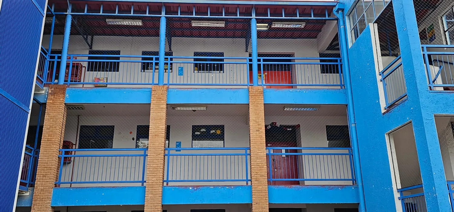 Mallas instaladas en los pasillos exteriores de un colegio