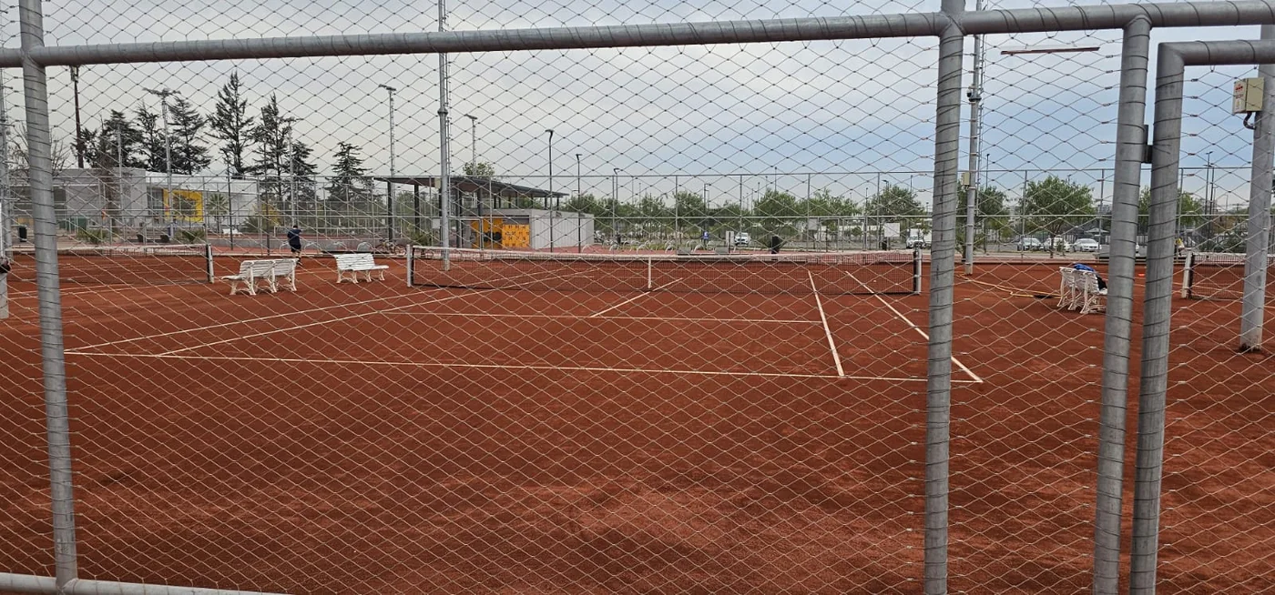 Cancha de tenis protegida con cierre perimetral de malla